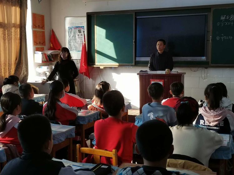 蘑菇气镇中心校