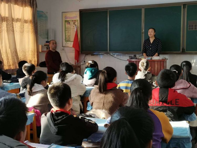 蘑菇气镇中心校