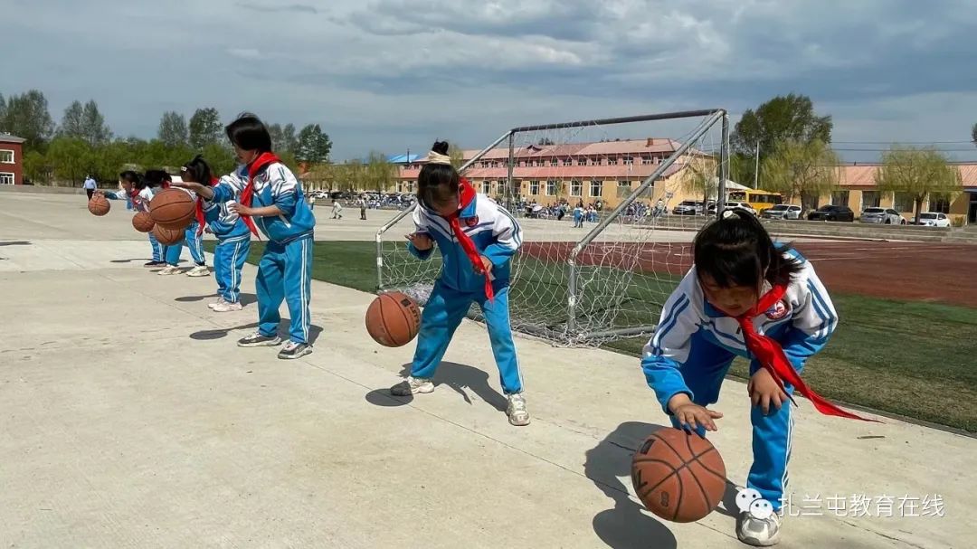 成吉思汗镇红旗小学