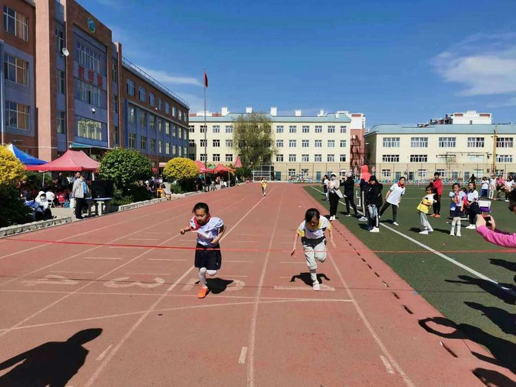 扎兰屯市繁荣小学