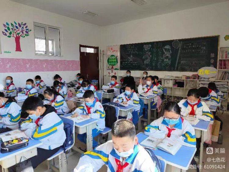 扎兰屯市道东小学