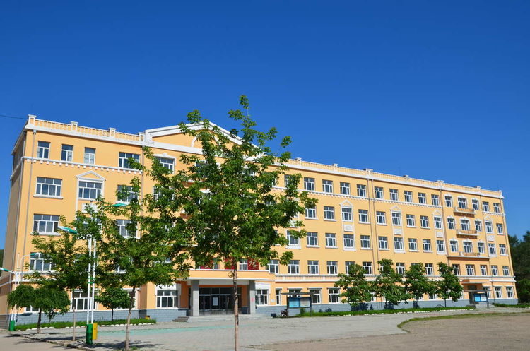 扎兰屯市第一中学